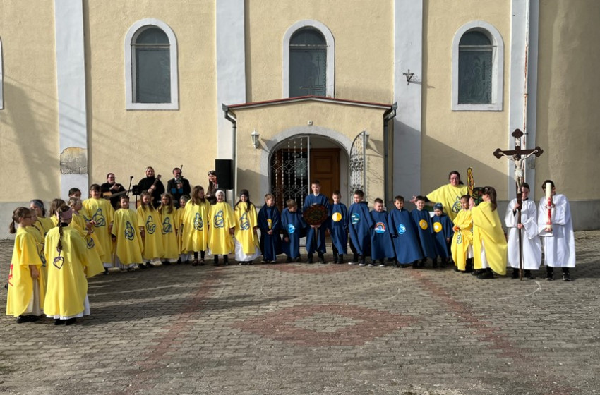 Varázslat a szárföldi templom előtt